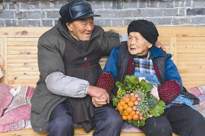 103歲老翁送105歲老伴“蔬菜花卉”做禮物(圖)