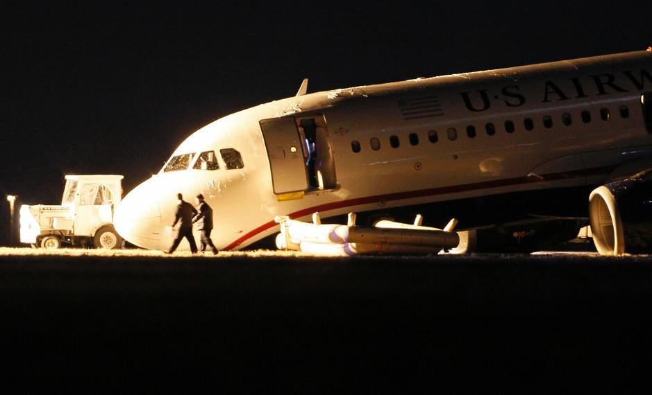 全美航空一客機(jī)故障放棄起飛-機(jī)頭觸地4