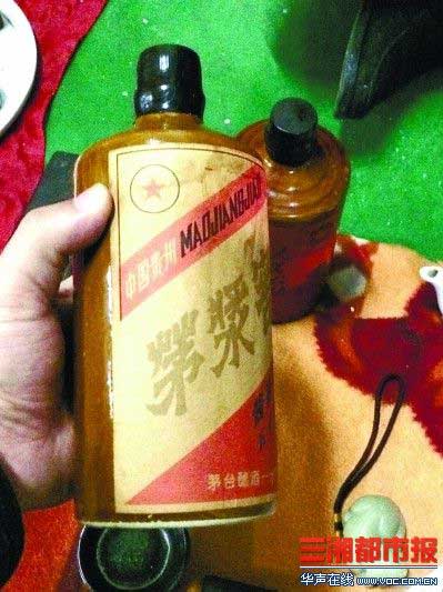 在長沙天心閣收藏市場上銷售的老酒。 記者 梁興 攝