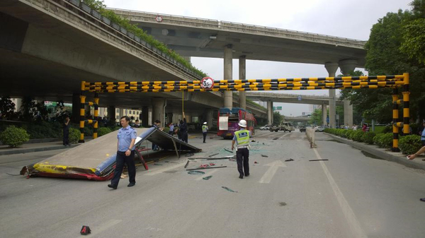 南寧一雙層公交車被限高架“削頂”28人受傷4