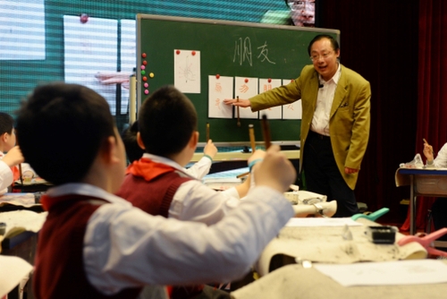 4月29日，在上海市第一師范附屬小學(xué)，書法名家張信教孩子們握毛筆的正確方法。