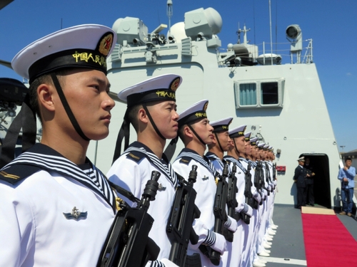 5月5日，在突尼斯拉古萊特港，中國(guó)海軍第十六批護(hù)航編隊(duì)?wèi)?zhàn)士列隊(duì)展示。