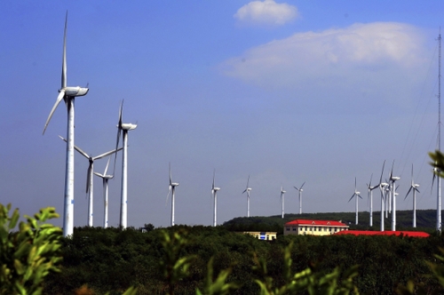 這是5月6日拍攝的山東煙臺棲霞唐山風(fēng)電場。