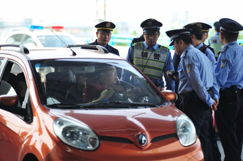 5月8日，民警在浦東機場閘道口隨機對車輛進行檢查。