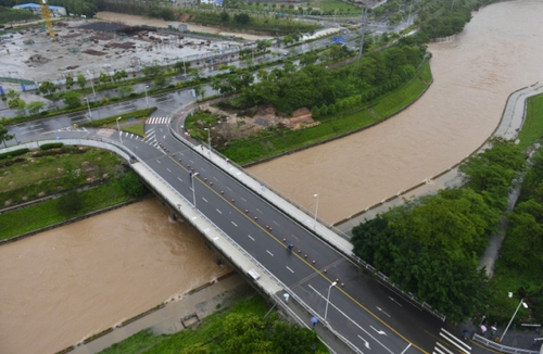 5月11日，深圳龍華文化廣場旁的河道水位暴漲。