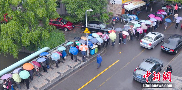 寧波地鐵開通在即-民眾冒雨排隊領(lǐng)試乘券5