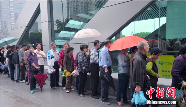 寧波地鐵開通在即-民眾冒雨排隊領(lǐng)試乘券3