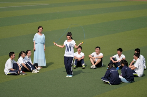 5月20日，河北邢臺(tái)一中高三畢業(yè)班的學(xué)生在操場(chǎng)上做運(yùn)動(dòng)。