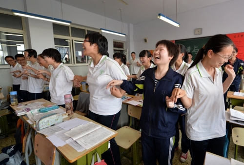 5月20日，河北邢臺(tái)一中高三畢業(yè)班的學(xué)生利用課余時(shí)間在教室里做減壓游戲。