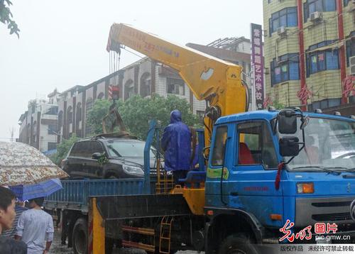 　2014年5月25日，湖南省邵東縣縣城因暴雨發(fā)生內(nèi)澇，車輛積水被淹后救援。