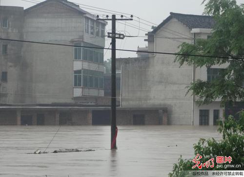 2014年5月25日，湖南省邵東縣大禾塘街道辦事處里安村群眾房屋在洪水中被淹。