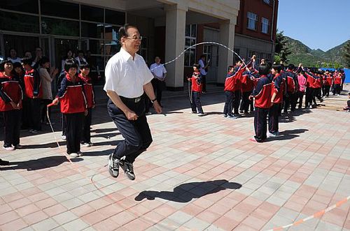 2014年5月28日上午，溫家寶在六道河中學(xué)參加課間操活動(dòng)時(shí)與學(xué)生們跳繩。