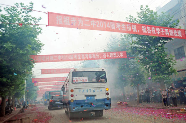 運送考生的車輛依次駛出校門，路邊鞭炮點燃，鑼鼓喧天。