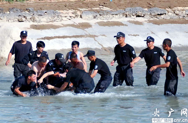 新疆一協(xié)警勇救落水民眾-不幸溺水身亡5