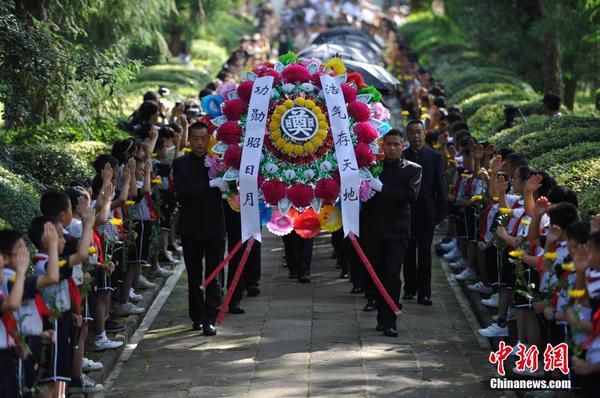 6月12日，2014“中國遠(yuǎn)征軍抗日陣亡將士”公祭活動(dòng)在云南騰沖舉行，從緬甸尋取的中國遠(yuǎn)征軍抗日陣亡將士部分遺骸，歸葬在騰沖國殤墓園中國遠(yuǎn)征軍抗日陣亡將士墓。中新社發(fā) 劉冉陽 攝