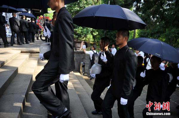 6月12日，2014“中國(guó)遠(yuǎn)征軍抗日陣亡將士”公祭活動(dòng)在云南騰沖舉行，從緬甸尋取的中國(guó)遠(yuǎn)征軍抗日陣亡將士部分遺骸，歸葬在騰沖國(guó)殤墓園中國(guó)遠(yuǎn)征軍抗日陣亡將士墓。中新社發(fā) 劉冉陽 攝3