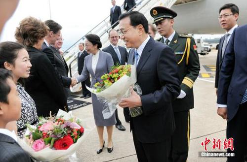 6月16日，中國國務院總理李克強乘專機抵達倫敦，開始對英國進行正式訪問。李克強夫人程虹同機抵達。中新社發(fā) 劉震 攝