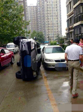 車輛因堵住小區(qū)道路被居民開車撞翻-4