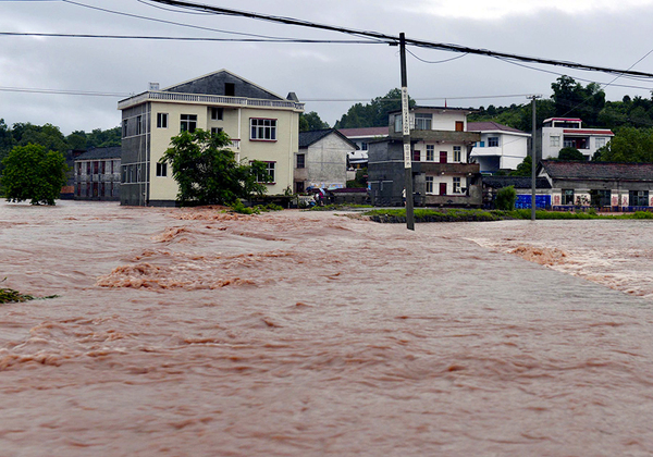 暴雨襲擊湖南鳳凰等地-4人失蹤37萬余人受災(zāi)5