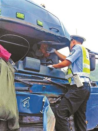 　交警劉林爬上車頭給被困司機(jī)喂水