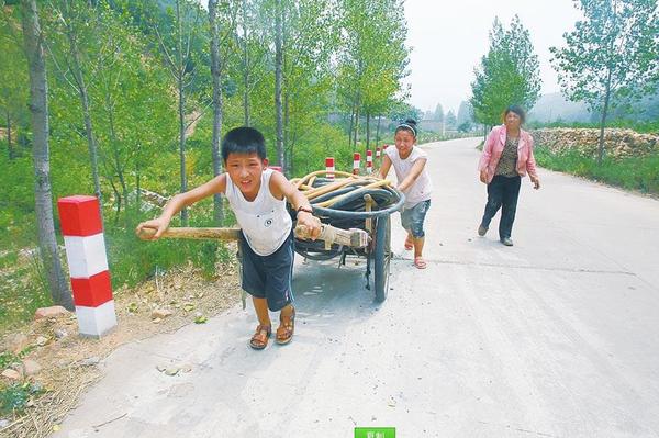 圖為大人晚上睡在提灌站旁，小孩拉著板車運水管…… 　　圖片來源：大河網(wǎng)