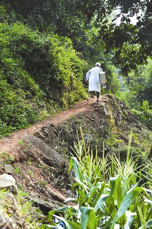 龍泉山“最美村醫(yī)” 獨(dú)腿行走崎嶇山路三十載1