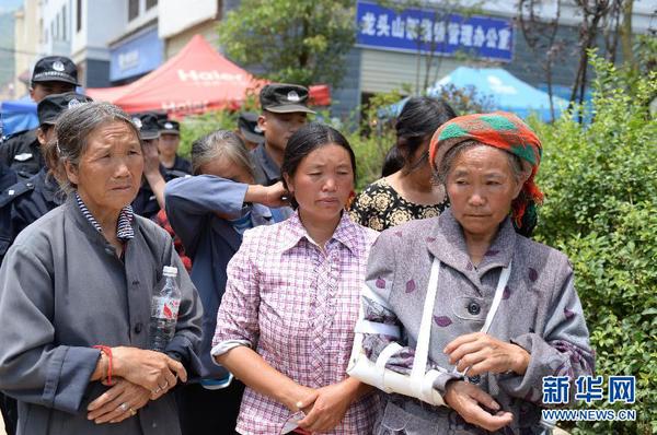 8月8日，魯?shù)榭h龍頭山鎮(zhèn)群眾自發(fā)前往儀式現(xiàn)場為英雄謝樵送行。