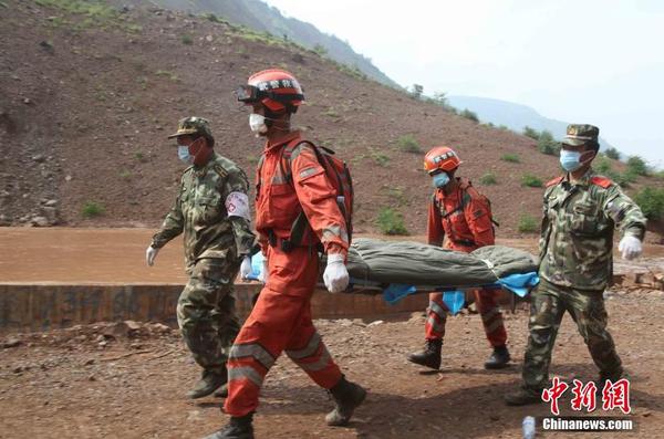 　8月8日，武警官兵將失蹤戰(zhàn)友謝樵遺體打撈上岸。4日，謝樵在營救受災(zāi)群眾時(shí)，被落石不幸擊中后，卷入堰塞湖激流中。李善明 攝