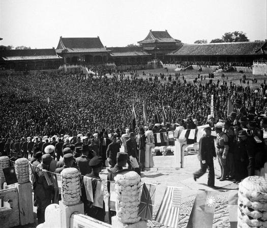 1945年10月10日，北平。中國戰(zhàn)區(qū)華北日本投降儀式在故宮太和殿舉行。日軍華北方面司令官根本博中將、中國受降主官孫連仲上將，分別簽字。當日軍獻刀時，群眾山呼“中國萬歲！”簽字儀式結束后，使用之桌椅文具均移送歷史博物館收藏。