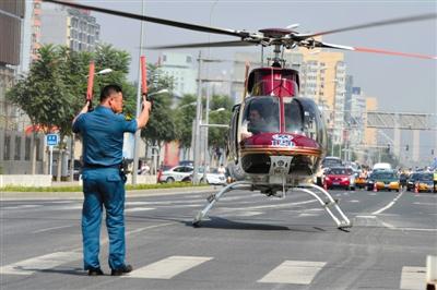 北京直升機(jī)降路口將心?；颊咚屯t(yī)院(組圖)