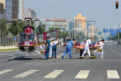 北京直升機(jī)降路口將心?；颊咚屯t(yī)院(組圖)