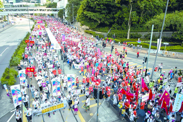 香港各界逾19萬人參加“反占中”游行2