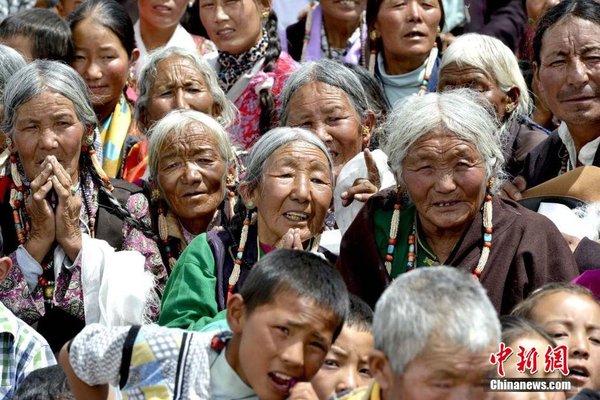 圖為8月14日，阿里地區(qū)普蘭縣信教民眾迎接班禪。 李林 攝