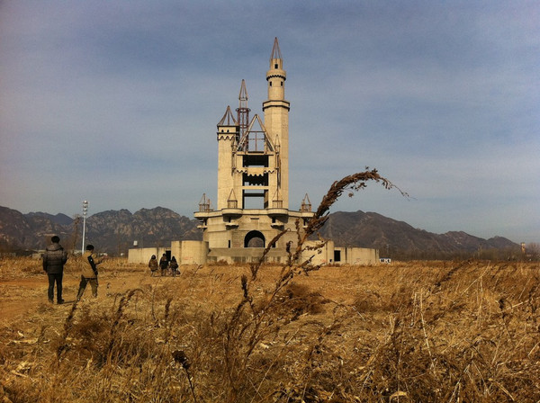 上世紀(jì)90年代在北京昌平區(qū)開始修建的北京沃德蘭游樂園耗資8000萬英鎊，初衷是打造成媲美迪士尼的樂園，每年吸引數(shù)百萬游客。但1998年因開發(fā)商與土地所有人產(chǎn)生矛盾暫停建設(shè)。