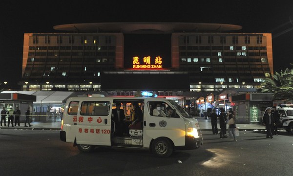 2014年3月1日晚，在昆明火車站，路上停著120救護(hù)車。