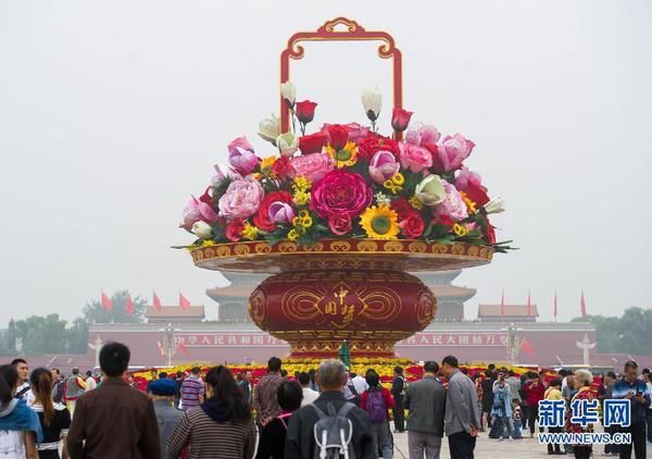 9月25日，游客在天安門廣場欣賞 “祝福祖國”花壇。當日早晨6時起，天安門廣場國慶花籃及花壇完整亮相。 新華社記者 羅曉光 攝2