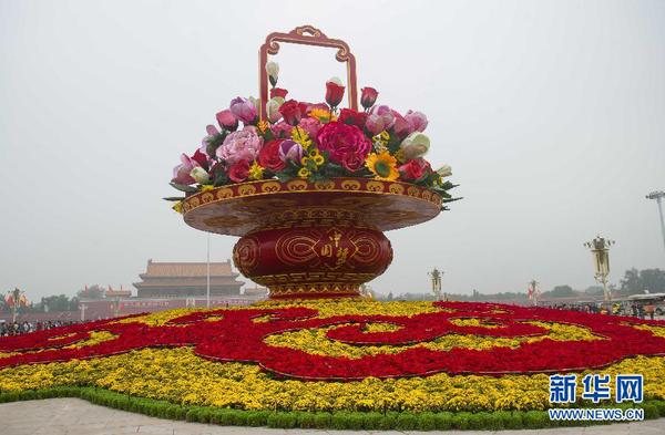 9月25日，游客在天安門廣場欣賞 “祝福祖國”花壇。當日早晨6時起，天安門廣場國慶花籃及花壇完整亮相。 新華社記者 羅曉光 攝