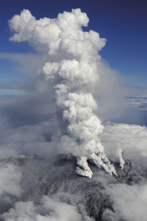 9月27日，位于日本長野和岐阜縣之間的御岳山噴出火山灰。新華社發(fā)