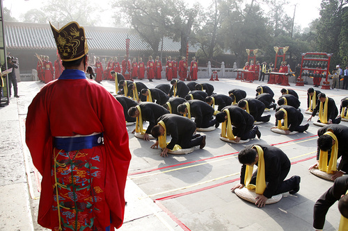 　孔子后裔代表以傳統(tǒng)釋奠祭祀叩拜禮形式表達(dá)了對圣祖孔子的追思之情。