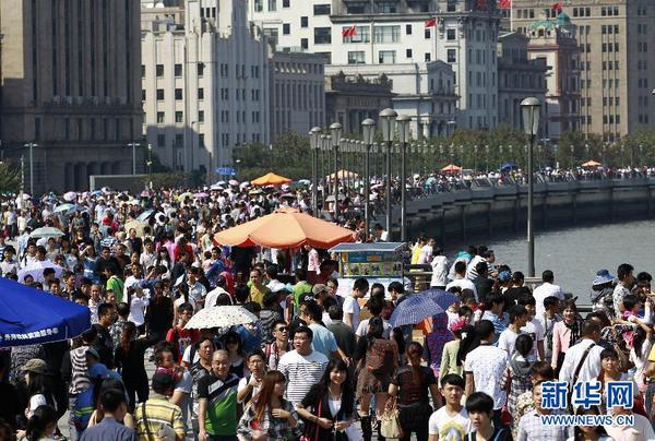 10月1日，游客在上海外灘游覽。當日是國慶長假第一天，全國各地旅游景點游人如織。 新華社記者 丁汀 攝