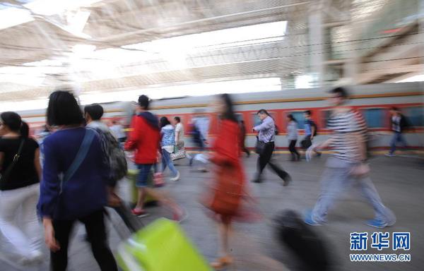 10月1日，旅客在安徽合肥火車站乘車。