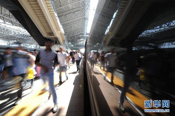 10月1日，旅客在安徽合肥火車站乘車。