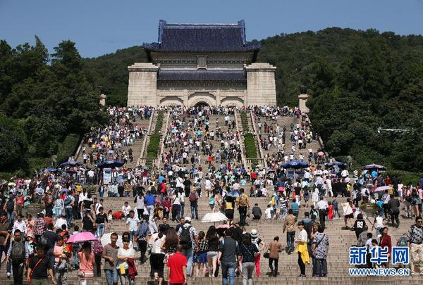 10月1日，游客在南京中山陵參觀游覽。