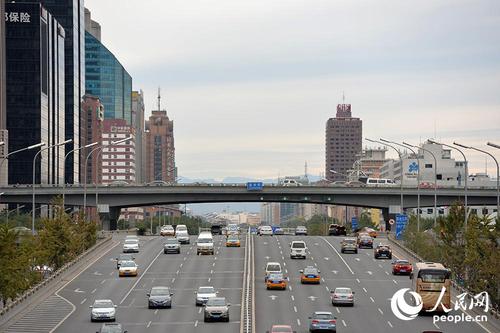 10月12日，在北京CBD，能一眼看到西山，北京大部分地區(qū)能見(jiàn)度都在20公里左右。