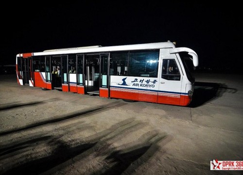 機(jī)場(chǎng)的擺渡車。