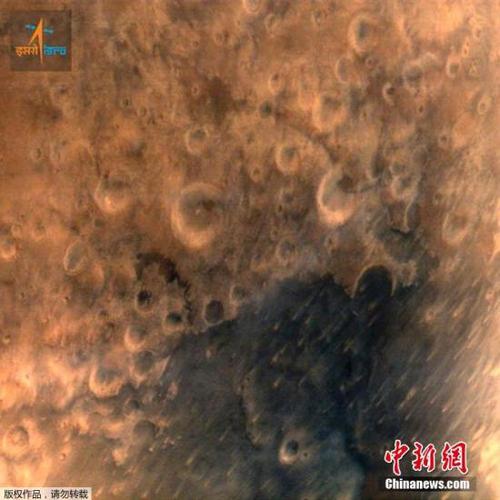 資料圖：當(dāng)?shù)貢r間9月25日，印度“曼加里安”號(Mangalyaan)火星探測器在7300千米高度傳回首張火星照片。印度首個火星探測器“曼加里安”號24日成功進(jìn)入火星軌道。