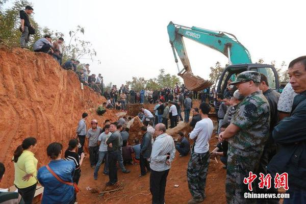 圖為人們?cè)诤鲜涞资腥f寶鎮(zhèn)群益村圍觀發(fā)現(xiàn)的古墓。