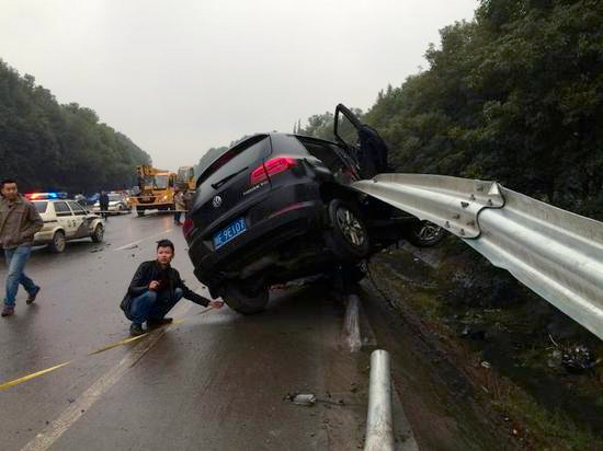 廣漢越野車撞傷老人后逃逸-又撞死一家四口3