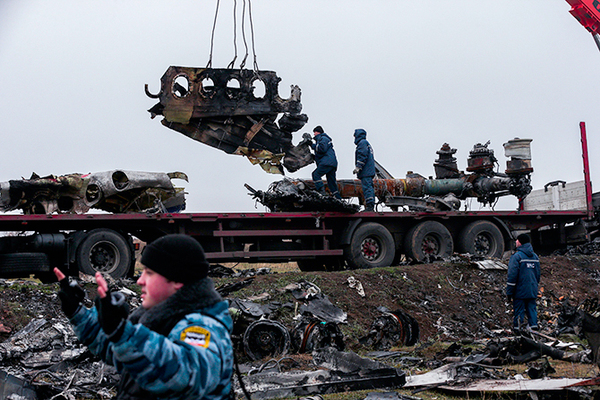 馬航MH17客機殘骸開始裝運6