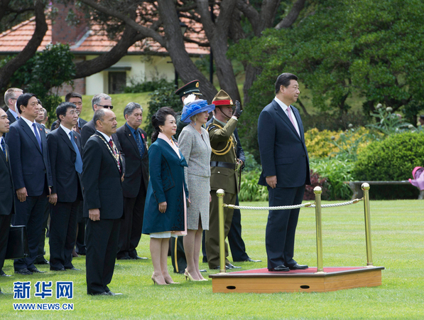 11月20日，中國國家主席習(xí)近平在惠靈頓總督府出席新西蘭總督邁特帕里舉行的歡迎儀式。這是習(xí)近平和夫人彭麗媛與邁特帕里總督夫婦在歡迎儀式上。新華社記者李學(xué)仁 攝